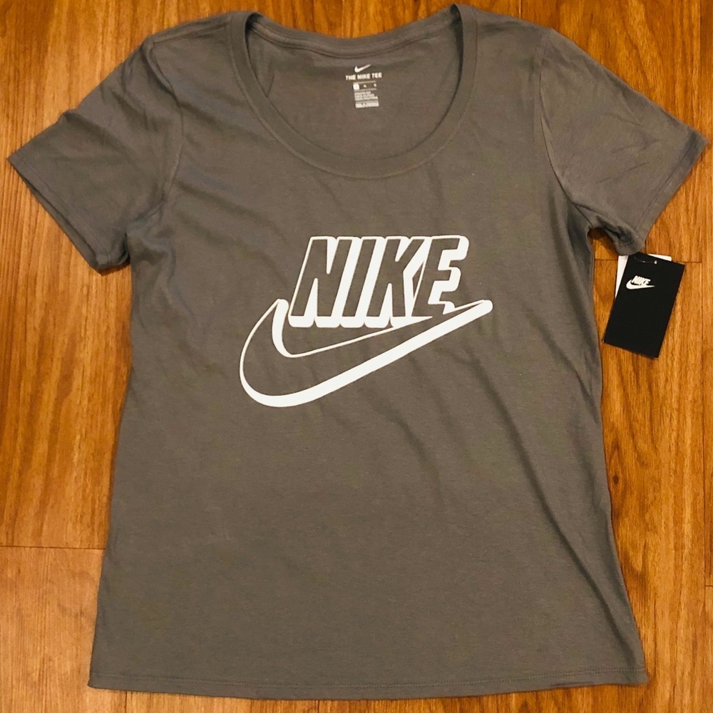 Nike Women’s short sleeve shirt